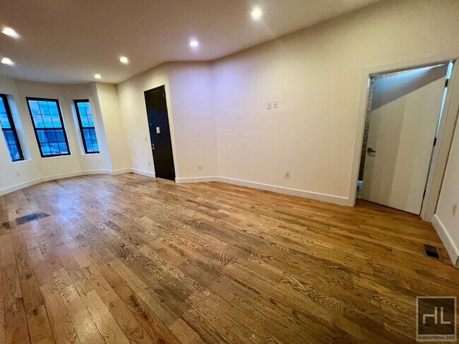 Foto del edificio - 3BR 2.5BA Floor Thru Duplex w/ Huge Backya...