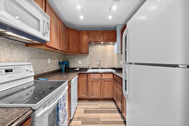 Building Photo - Spacious Oceanfront Condo