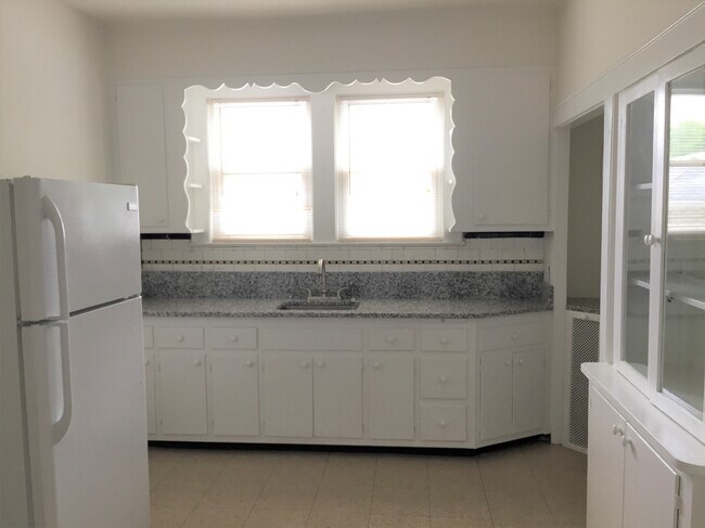 Kitchen - 1157 Magie Ave