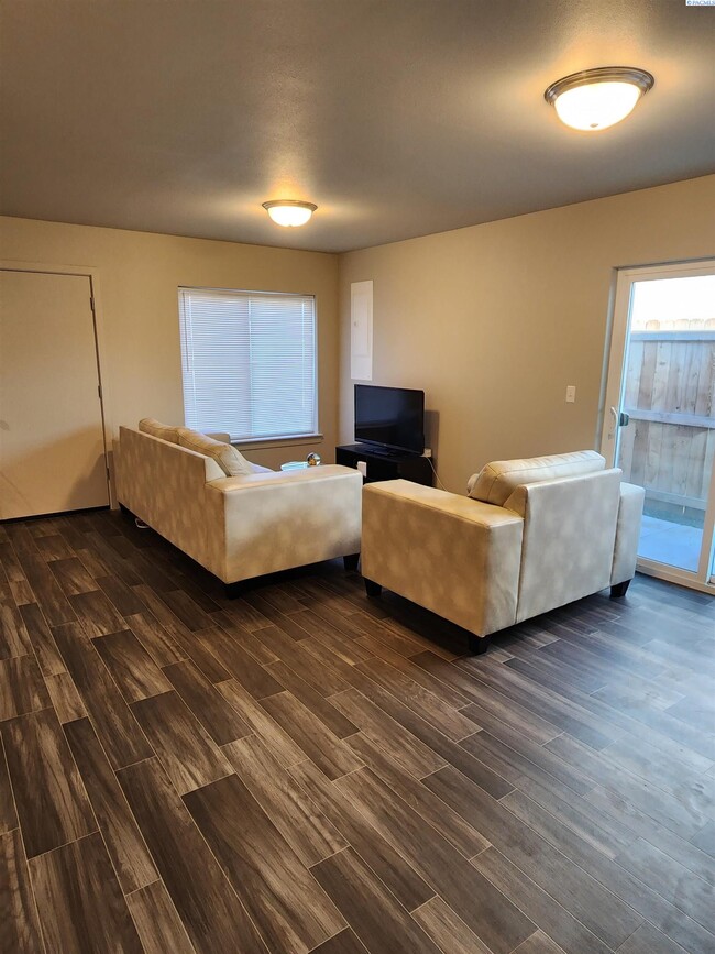 Building Photo - For Rent