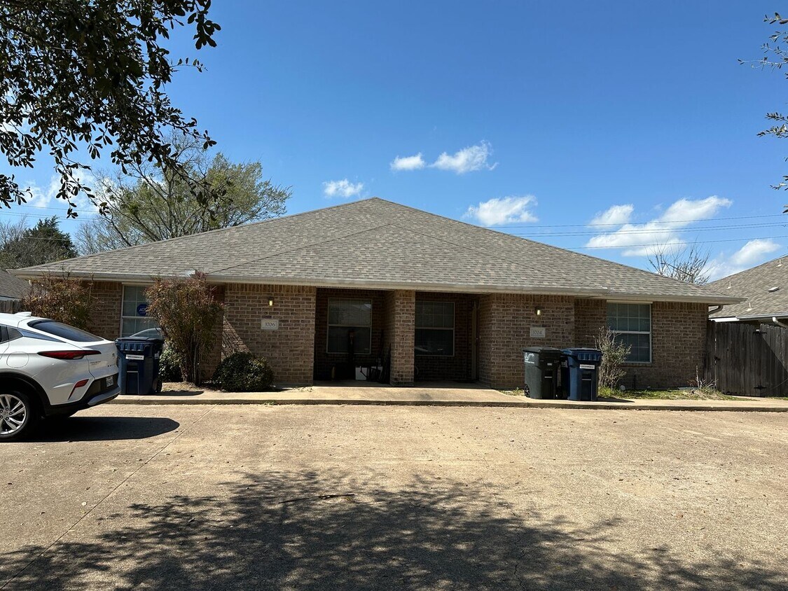 Primary Photo - College Station - 3 Bedrooms / 3 Baths - D...