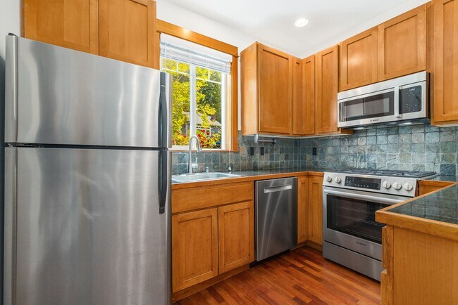 Building Photo - Spacious Wedgewood 2 Bedroom Cottage Townhome