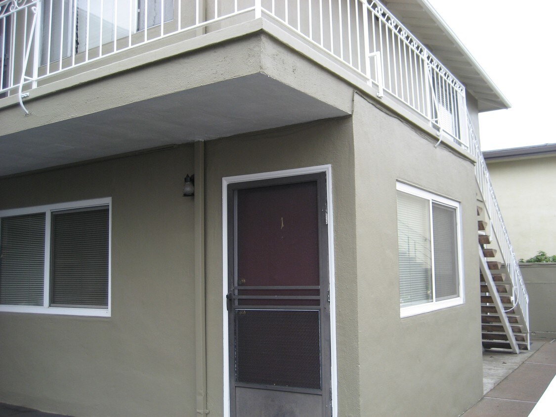 Building Photo 3 - 590 Ralston Ave