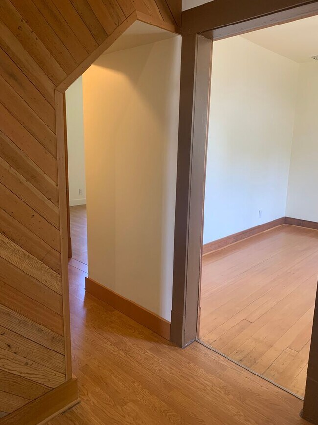 Foto del edificio - Spacious 3 bedroom home with two separate ...