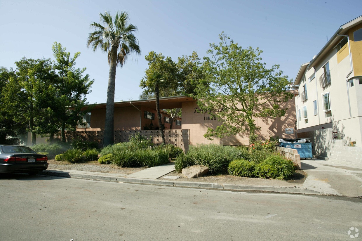 Building Photo - Twin Palms