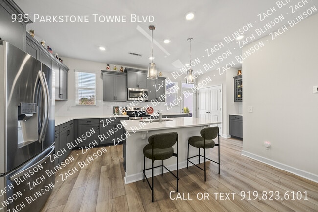 Building Photo - 935 Parkstone Towne Blvd
