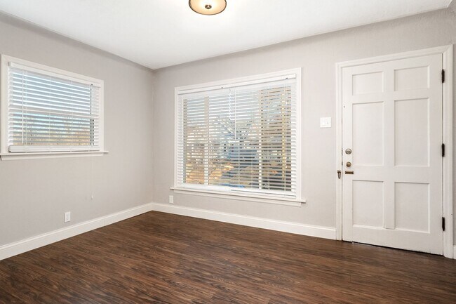 Foto del edificio - 7068 Sutherland Ave
