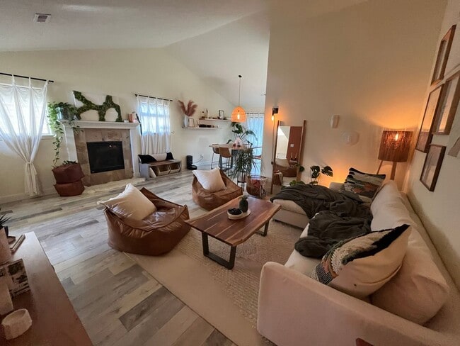 Building Photo - Beautiful 4 Bed/3 Bath in Quiet NE Bend Ne...