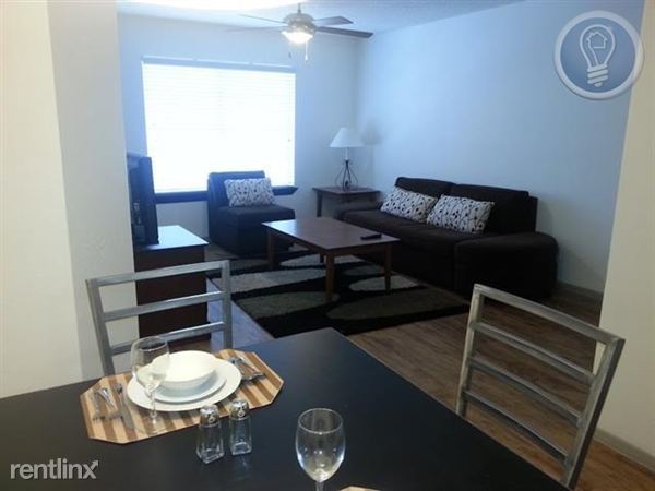 Fotografía del edificio - 1500 Royal Crest Dr