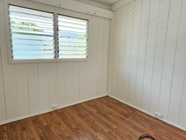 Building Photo - Spacious 4-Beds, 2-Bath Upstairs Apartment