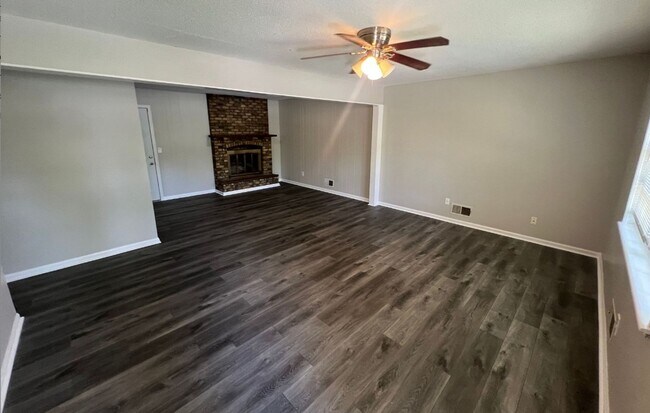Foto del edificio - Spacious 3 Bedroom Home with Bonus Basemen...