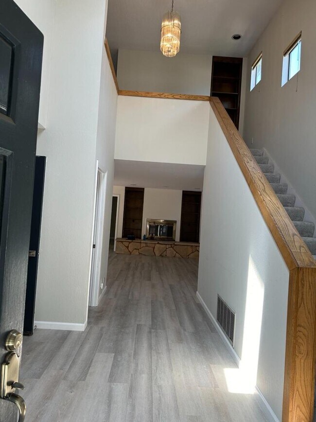 Building Photo - 560 Arastradero Rd