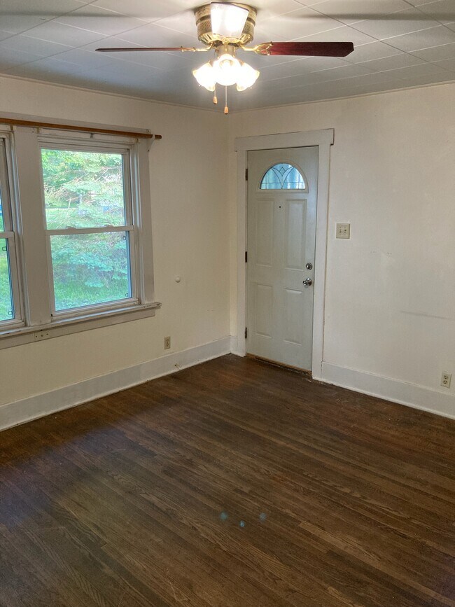 Foto del edificio - 113 E 7th St