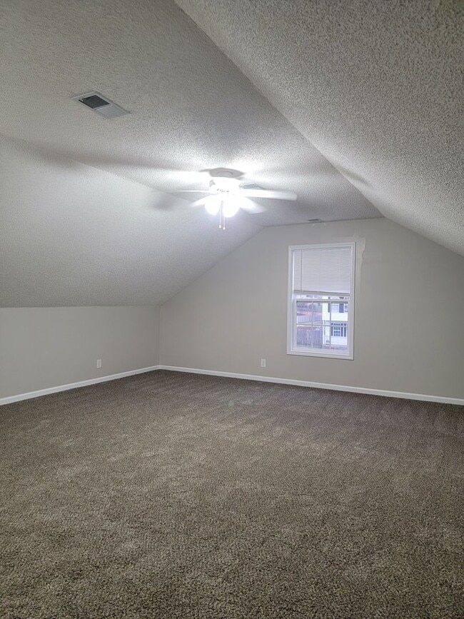 Building Photo - 3 Bedroom 2 1/2 Bathroom Home!