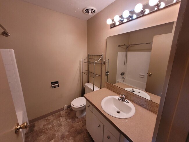 Foto del edificio - Well-kept 2-story townhome!