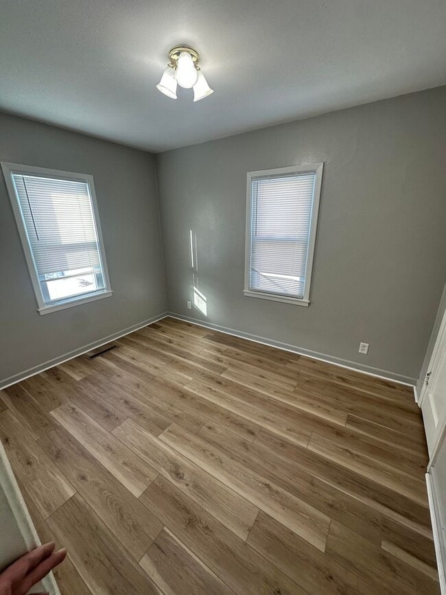 Foto del edificio - 3 Bedroom Updated house!  Two Stall Garage