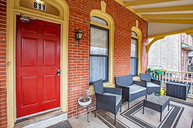 Building Photo - 811 N Van Buren St