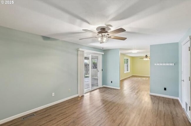 Building Photo - 374 NE 34th Pl