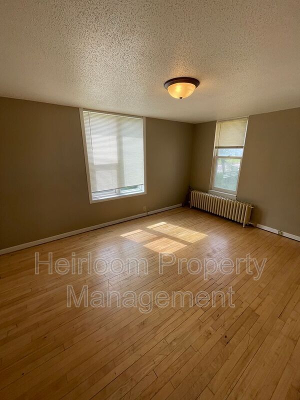 Foto del edificio - 327 W 4th St