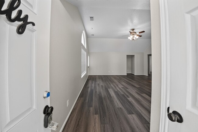 Foto del edificio - 15506 Fir Woods Ln