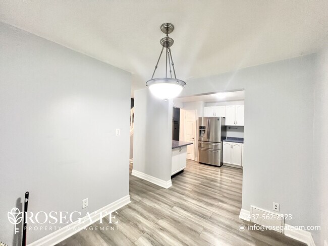 Photo du bâtiment - Spacious 3-Bedroom Stacked Townhouse – 1,5...
