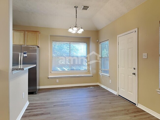 Foto del edificio - 7819 Niki's Crossing