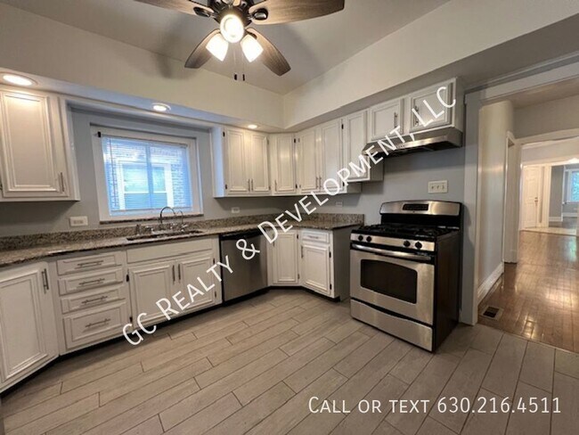 Building Photo - ***UPDATED 3 BDRM / LAUNDRY IN BUILDING / ...