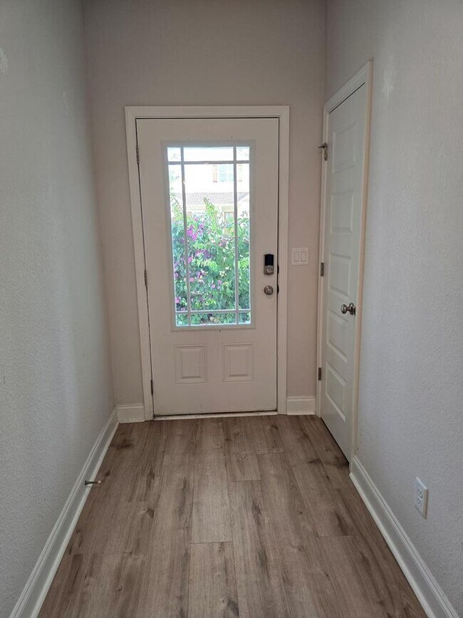 Foto del edificio - Elegant 4-Bedroom Lake Park Home with Open Layout, Modern Finishes, and Fenced Yard