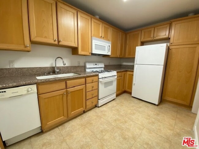 Building Photo - 1044 N Sweetzer Ave