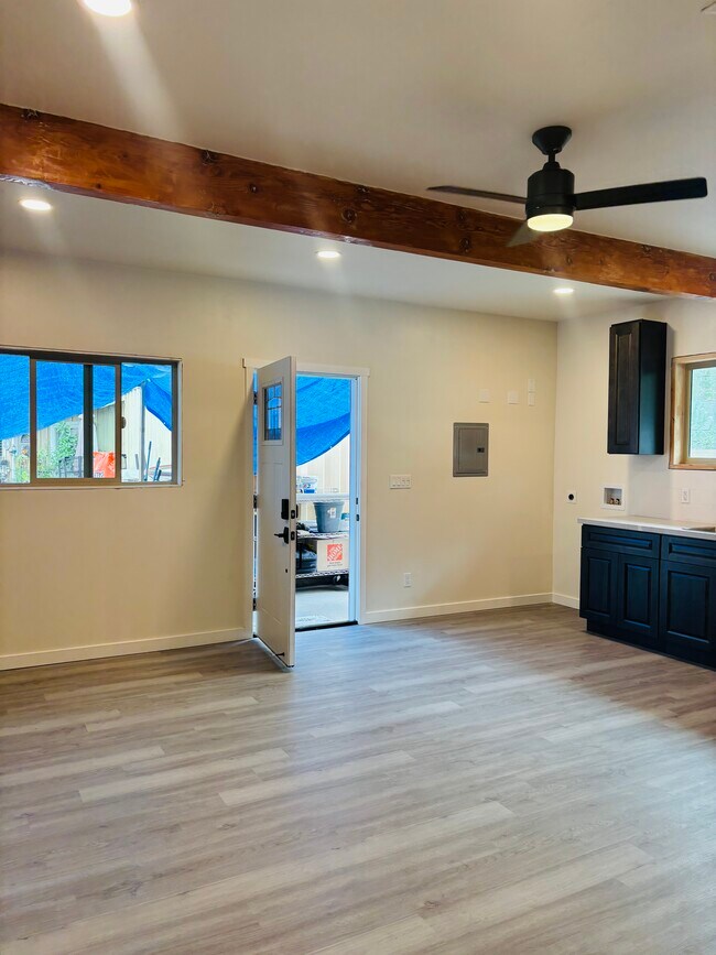 Foto del edificio - 1550 N Cypress Ave