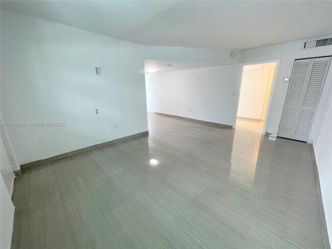 Foto del edificio - 2011 Bay Dr