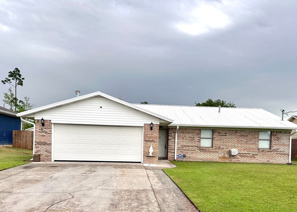 Foto principal - Convenient to Tyndall, less than a block t...