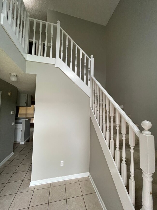 Building Photo - Foxchase Subdivision - End Unit