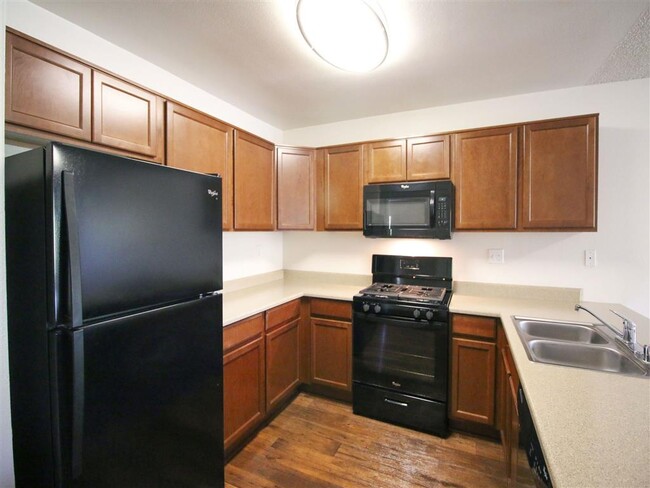 Cocina moderna con gabinetes hechos a medida en Creekside Villas Apartments - Creekside Villas Apartments