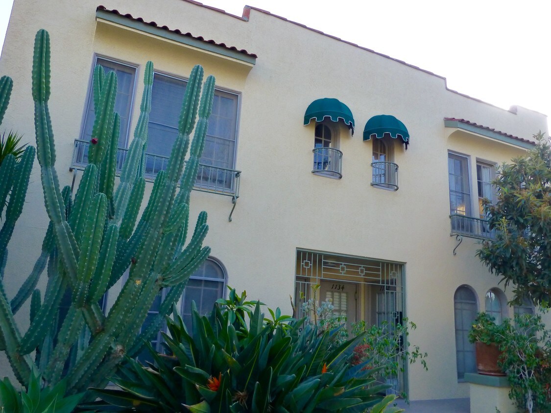 Classic 1930’s Spanish Fourplex. - 1132 N Gardner St
