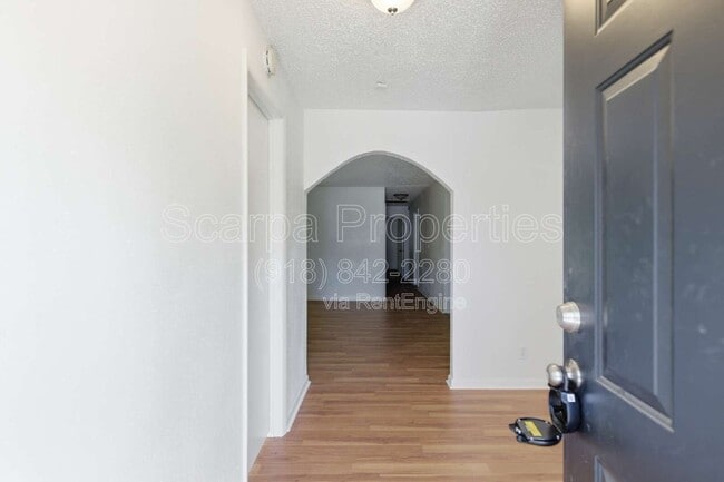 Building Photo - 313 E Woodrow Pl