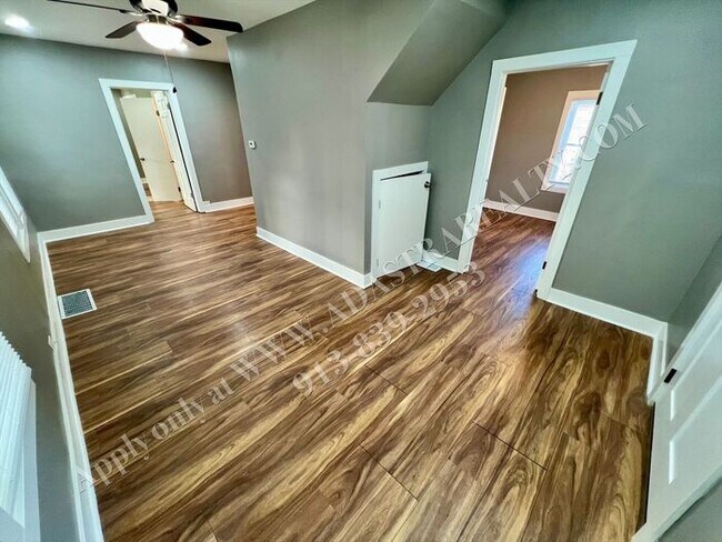 Foto del edificio - MOVE IN SPECIAL!! Updated 4 Bed 3 Bath Home in KCMO-Available NOW!! MOVE IN SPECIAL $200 OFF 2nd ...