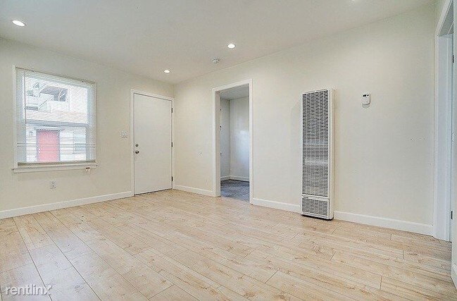 Foto del edificio - 2 br, 1 bath Apartment - 1749 Cedar Avenue 6