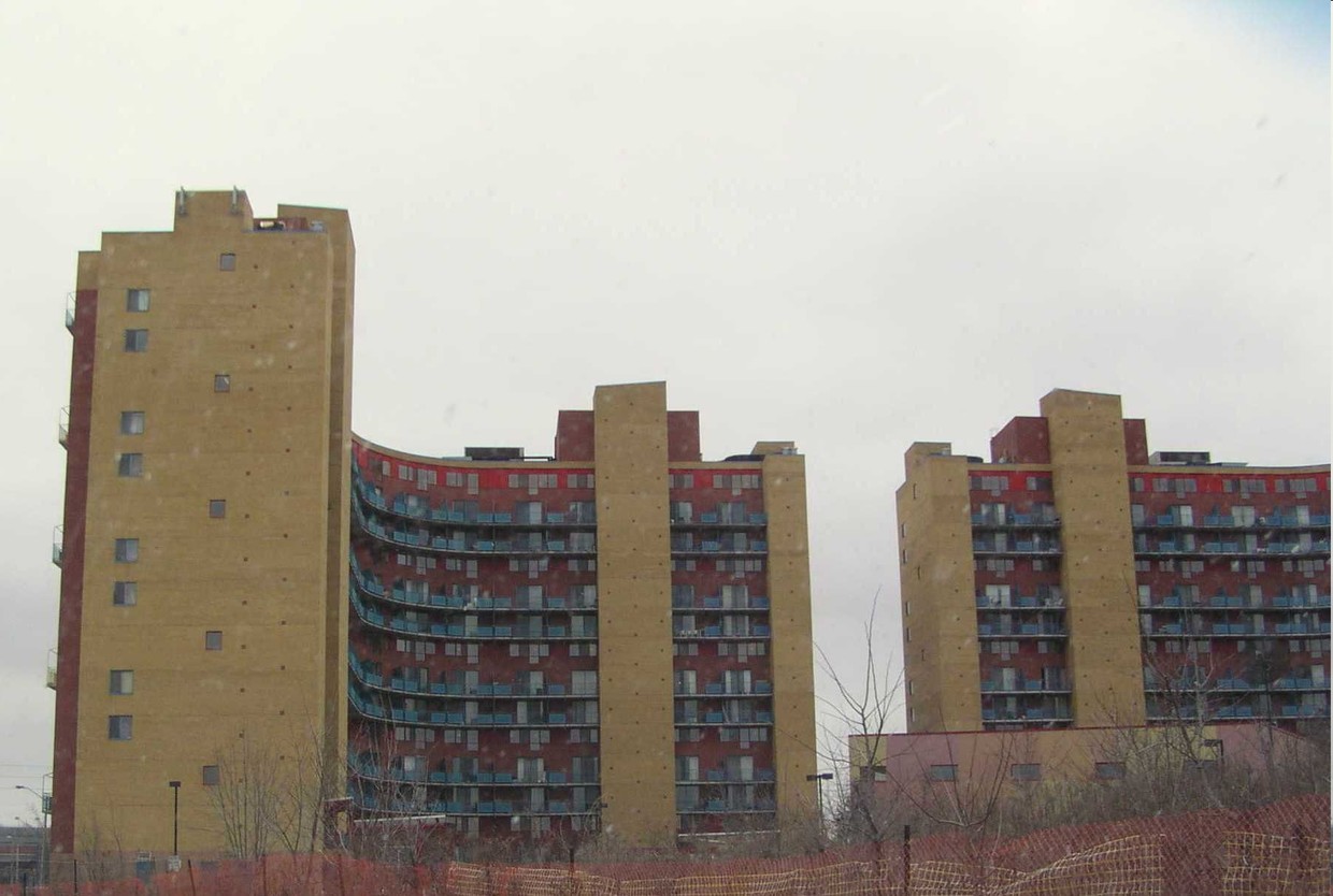 Building Photo - Queens Plate Drive Apartments