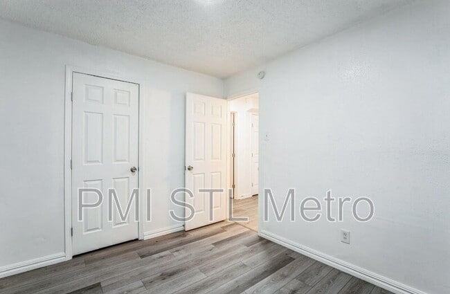 Building Photo - 872 Valencia Ave