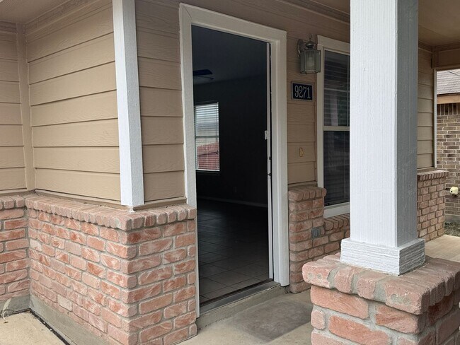 Photo - COMFORTABLE HOME | SINGLE STORY  |  CLOSE TO HWY 151 & 410 | SHOPPING & RESTAURANTS