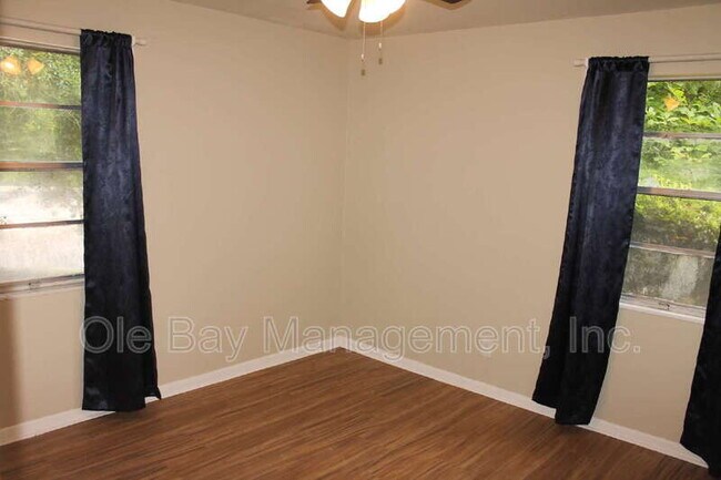Foto del edificio - 1002 Centerwood Dr