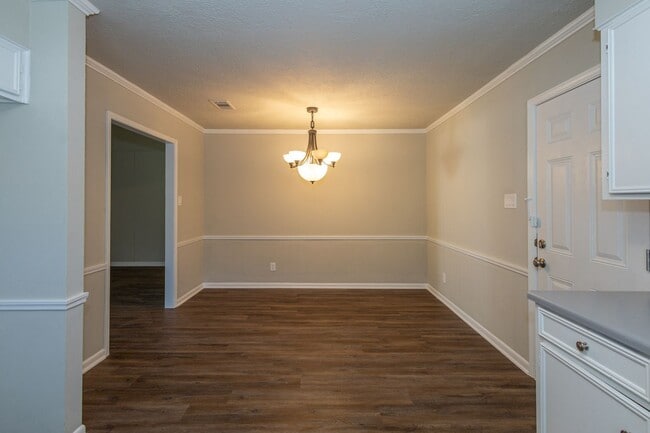 Building Photo - 5810 Meadowview Rd