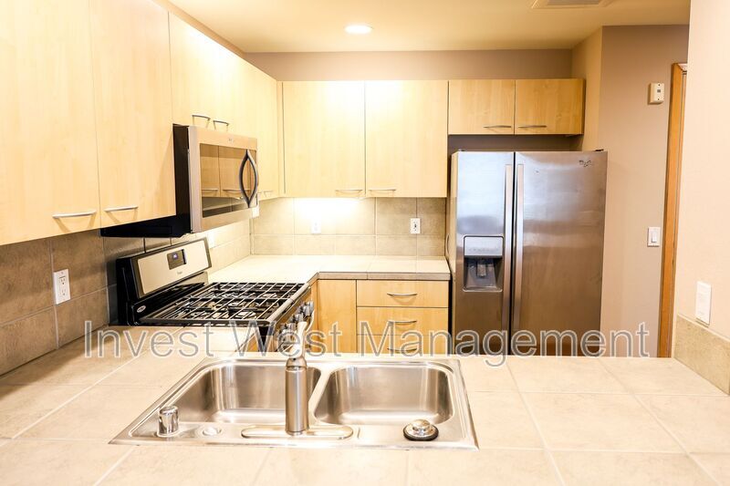 Foto principal - 300 W 8th St