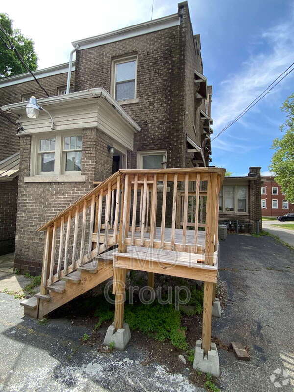 Building Photo - 408 W Mulberry St