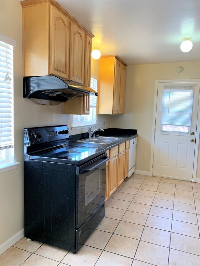 Building Photo - 3 Bedroom Home- Laminate Floors- Central A...