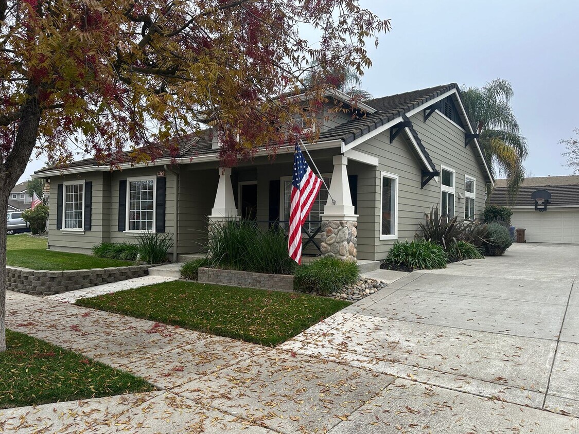 Foto principal - Gorgeous Remodeled Single Story in Brentwood
