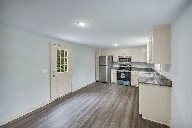 Building Photo - Completely Remodeled 3BR Home in Lexington with Granite Countertops & New Stainless Steel Appliances