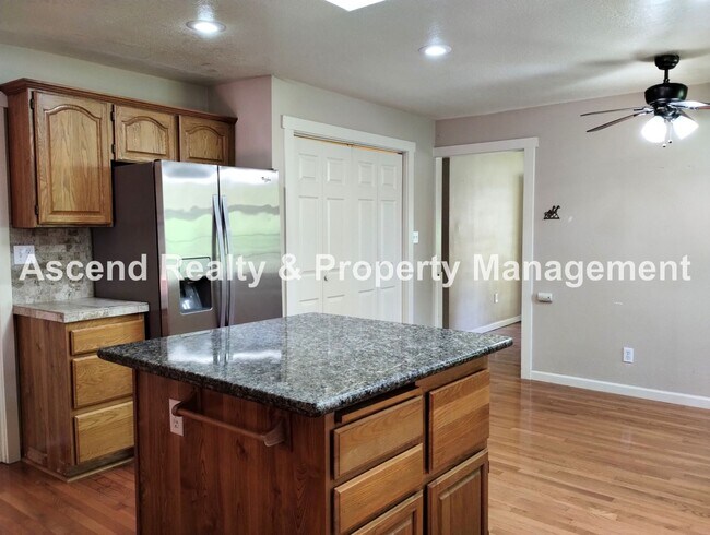 Foto del edificio - NEW PRICE REDUCTION One Level Open Floor P...