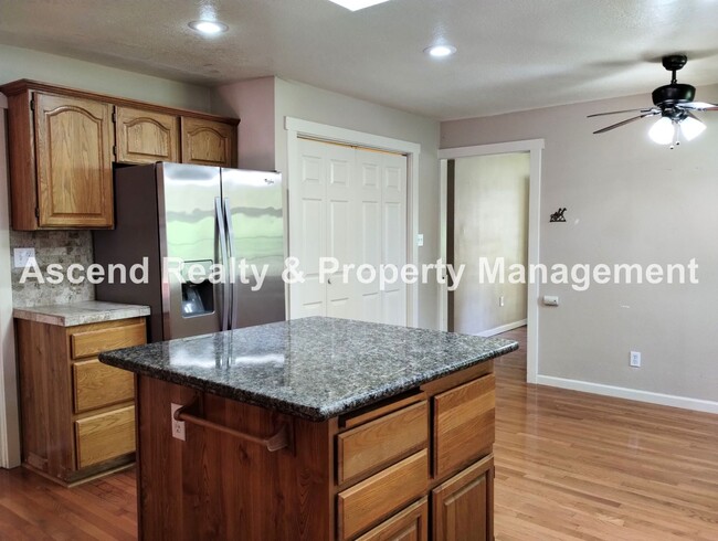 Foto del edificio - Spacious One Level Open Floor Plan with La...